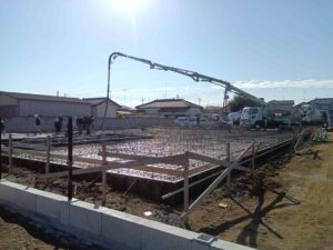 コンクリートを基礎に流し込む様子