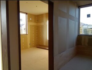 下地ボードが張られた居室や廊下