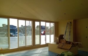 日差しが入る交流スペース